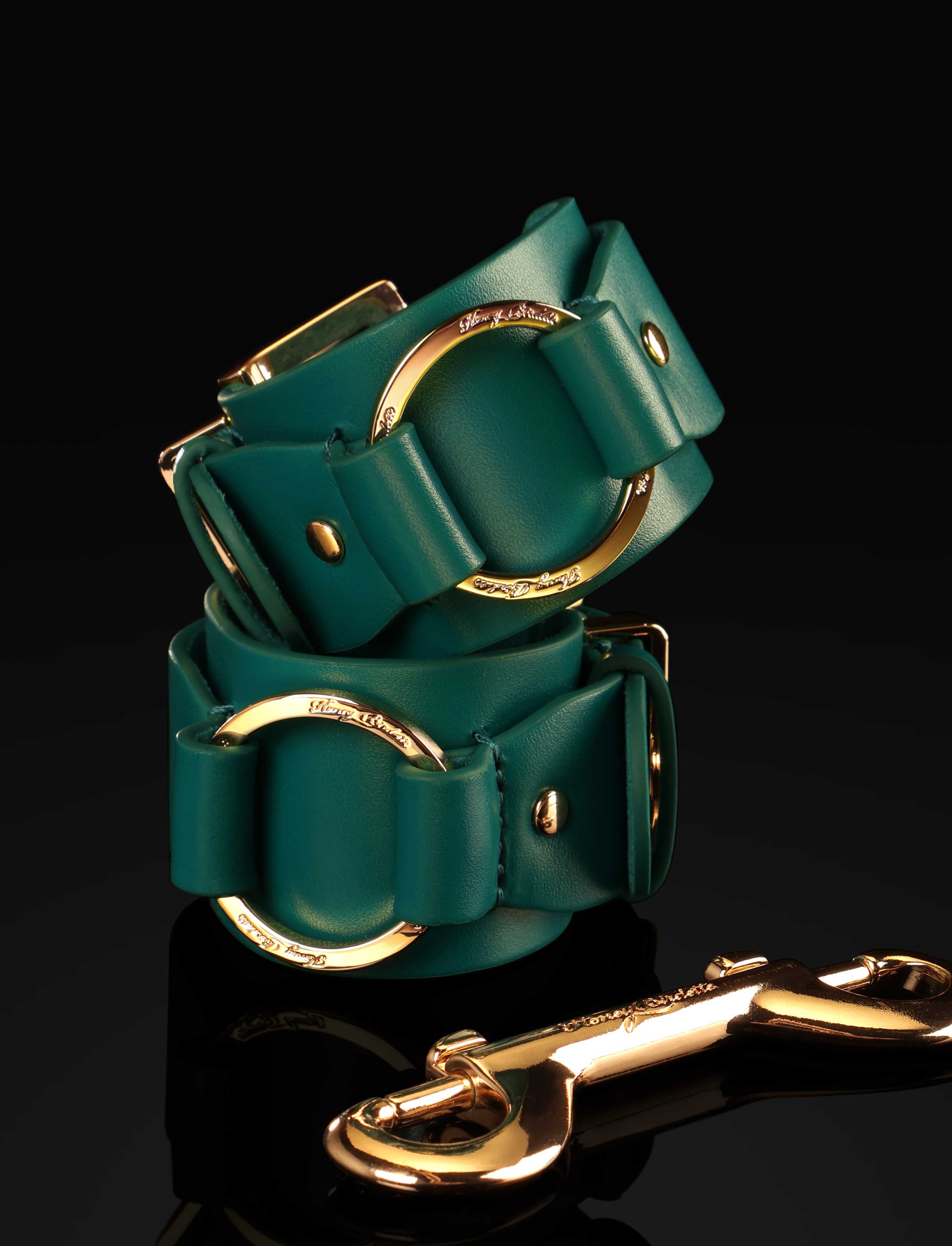 Kukuro Emerald Collar and Handcuffs Set With Leash and Gift Box