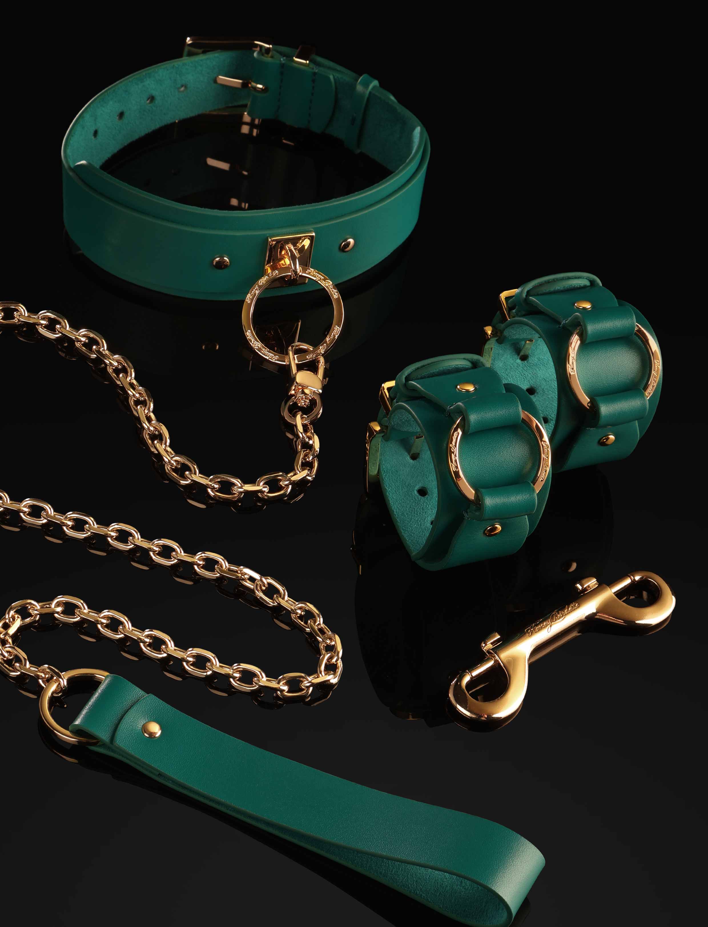 Kukuro Emerald Collar and Handcuffs Set With Leash and Gift Box