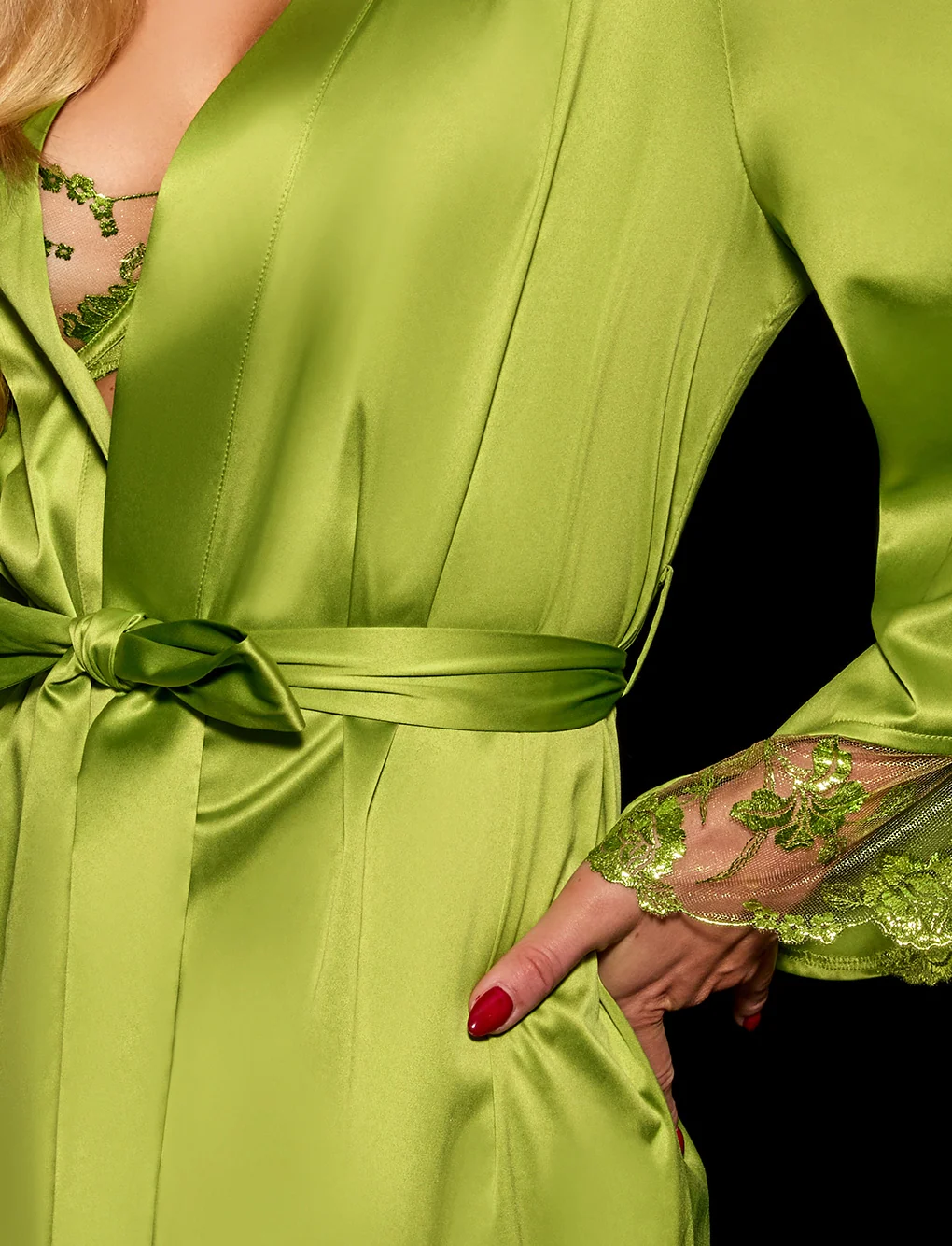 Whitney Chartreuse 瑞士设计刺绣短款缎面睡袍
