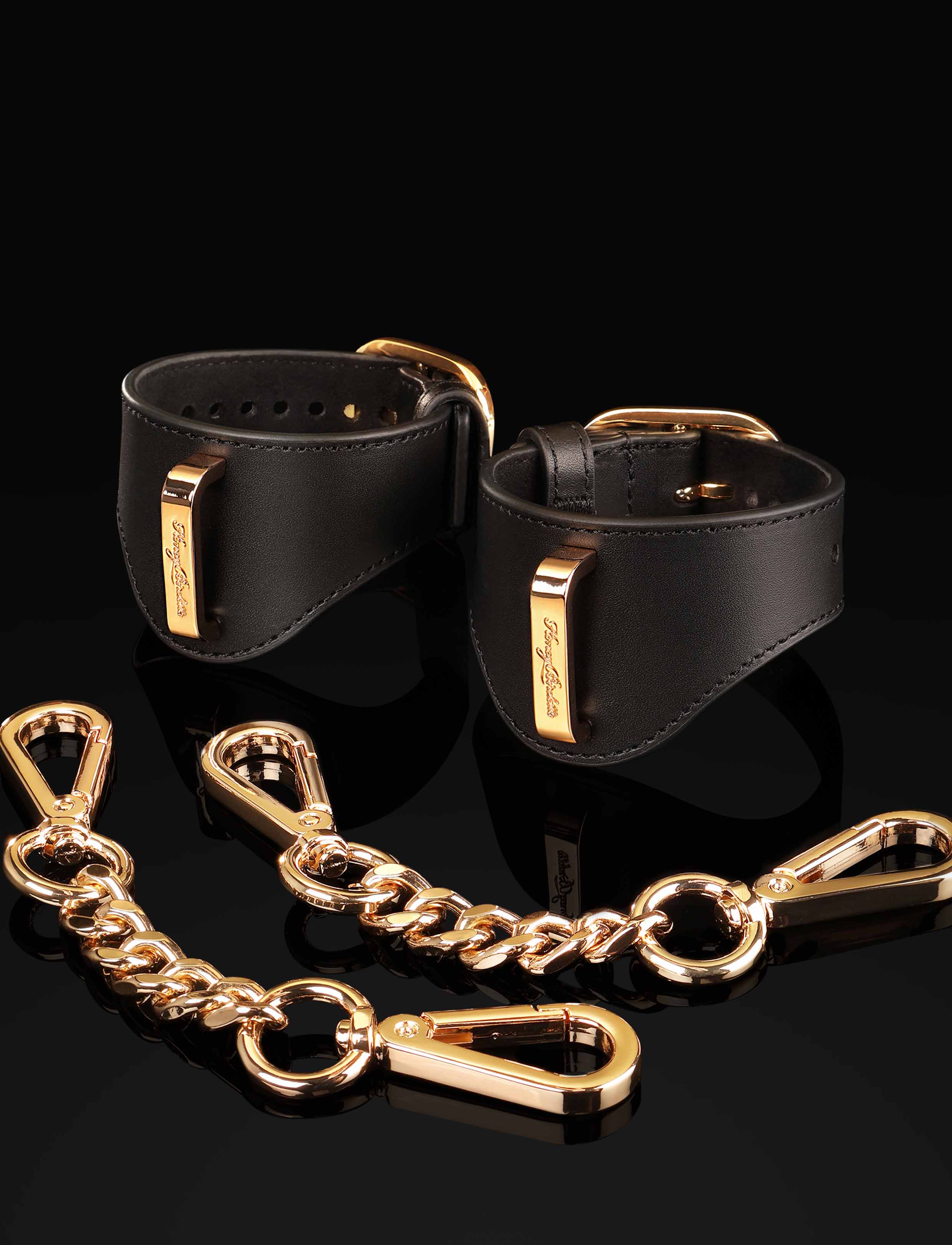 Signature Series 皮革手腕铐，配金色五金件
